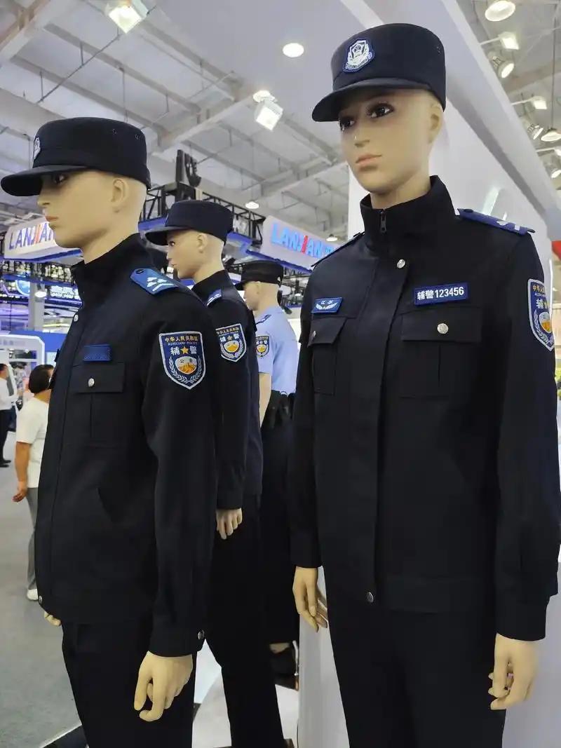 辅警所穿的制服并不是警服，而是叫警用制服。

‌警服‌指公安机关人民警察按照规定