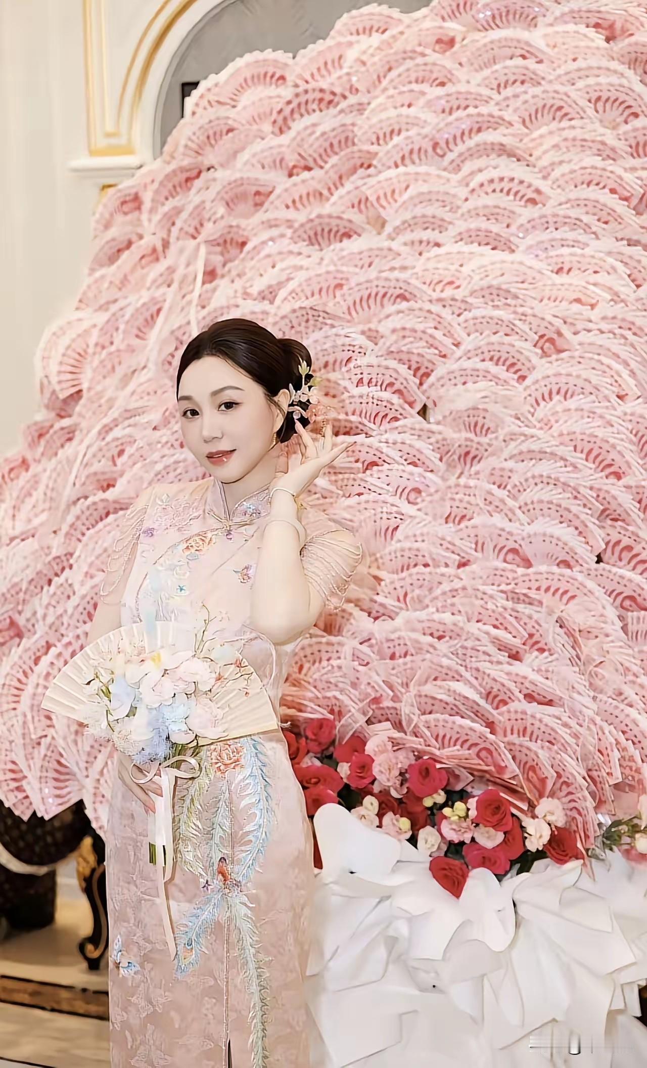 乍一看，你是不是也和我一样，
以为背影的粉红色就是普通花束？
请你放大了看：——