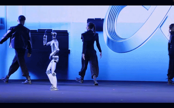 机器人半马冠军出自做手机的荣耀前几天在北京亦庄机器人半马赛场，荣耀机器人首秀便一