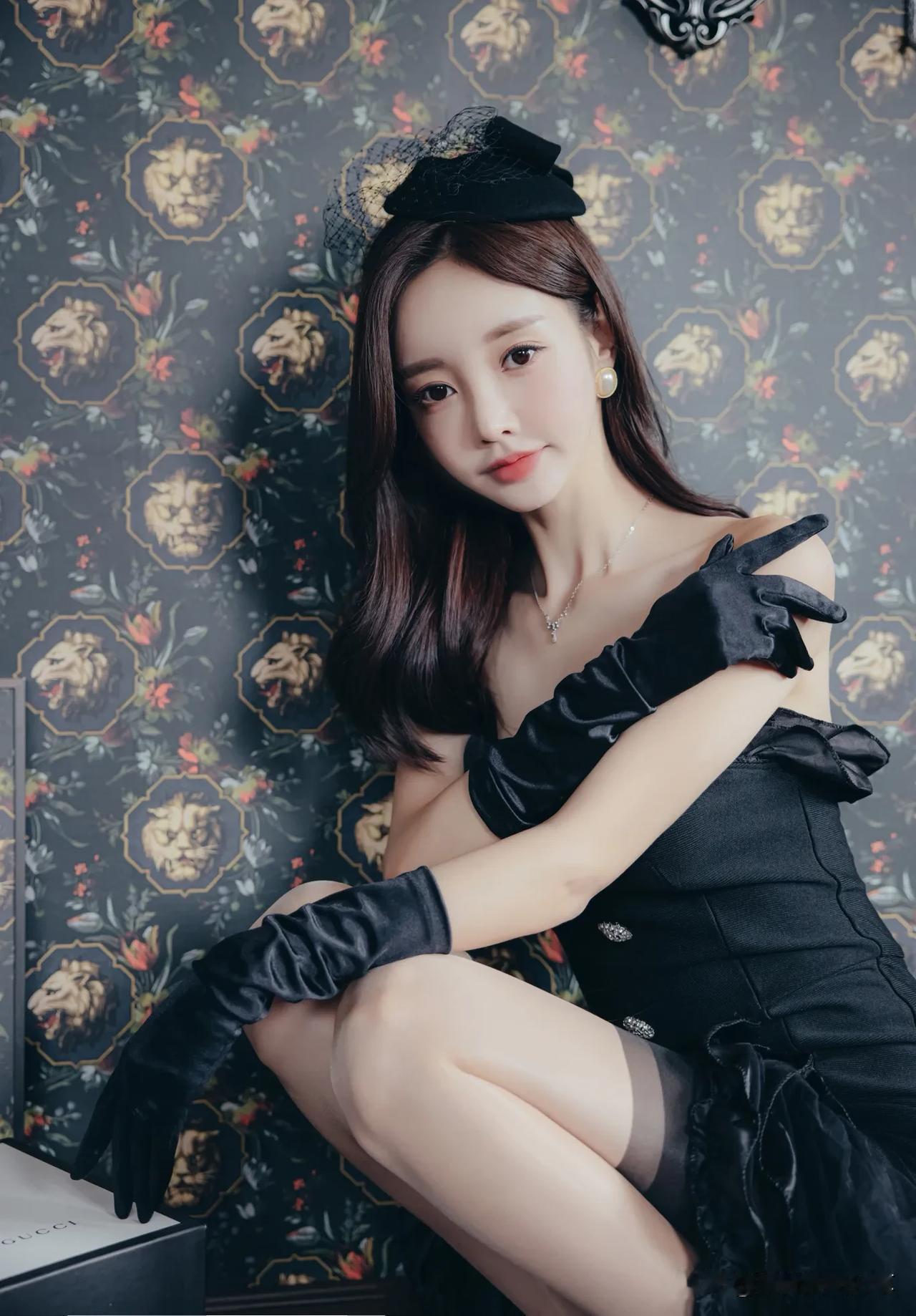 孙允珠定拍写真：维多利亚妖幻黑蝶侯爵晚礼裙孙允珠极品美图 
黑色抹胸鱼尾礼服，上