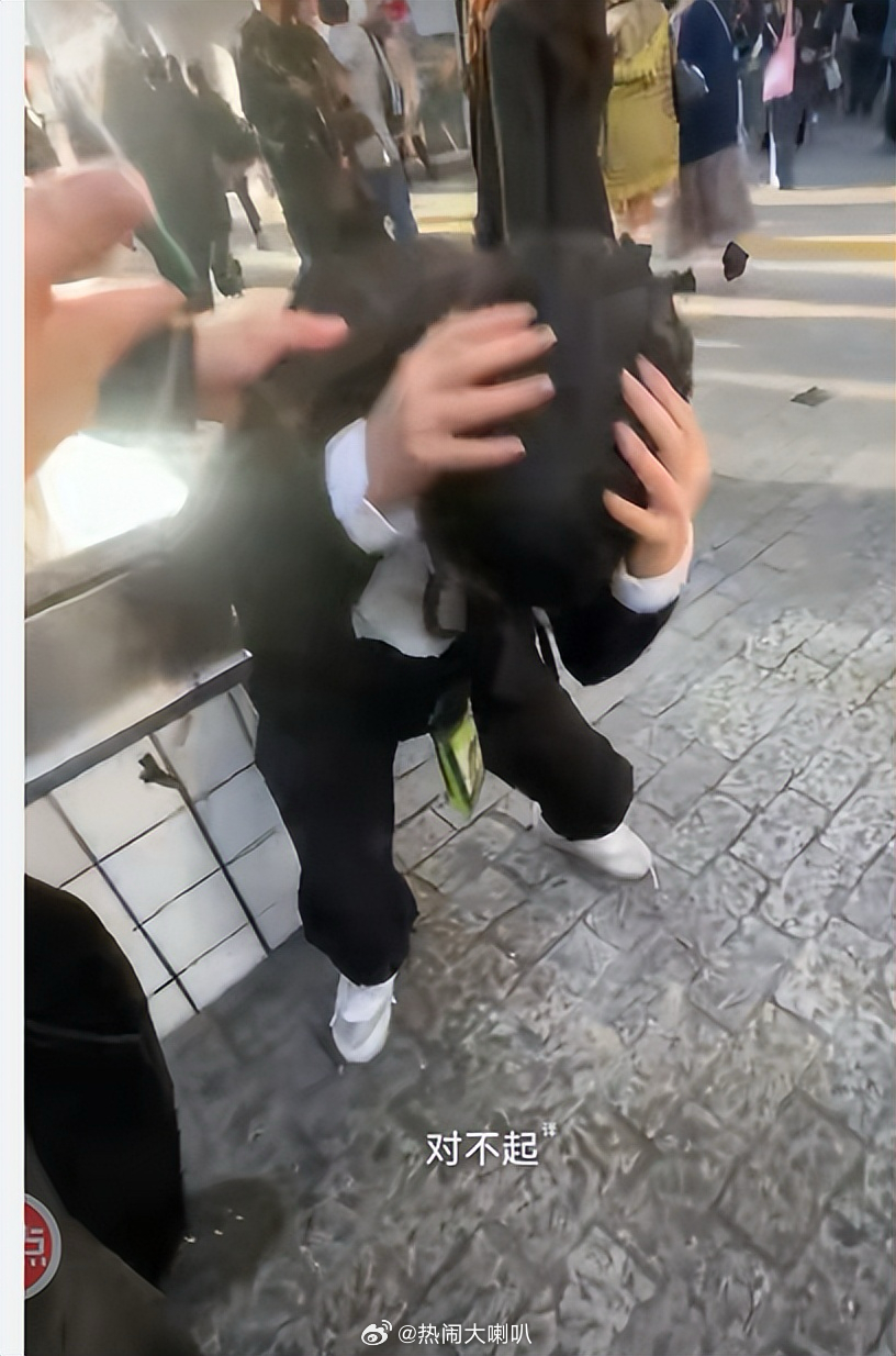 日本撞人族被抓后鞠躬道歉日本人就是有各种各样的怪癖，简直匪夷所思前一秒嚣张撞人，