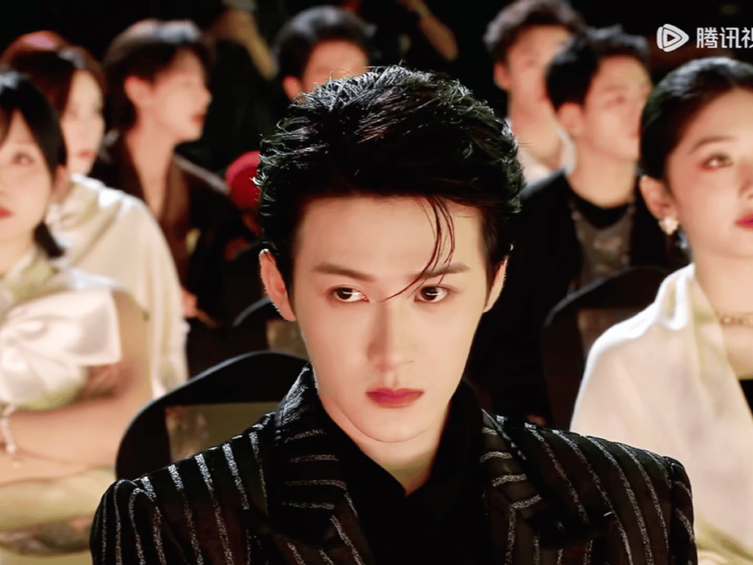 檀健次内场灯牌 檀健次星光大赏内场灯牌好多💛小炭火们好牛啊！檀健次星光大赏灯牌