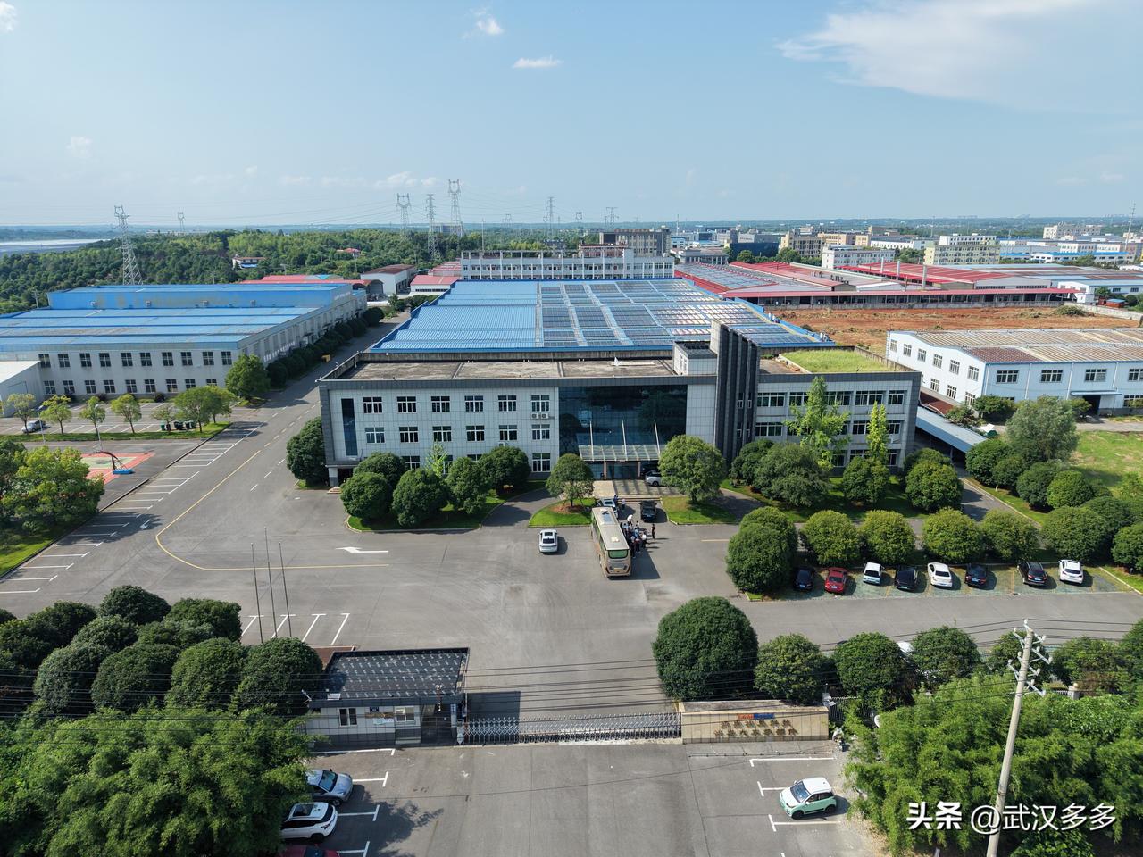 【网媒探秘洪盛模具：智造驱动“硬核”出海】7月24日，“网络名人咸宁行”走进洪盛