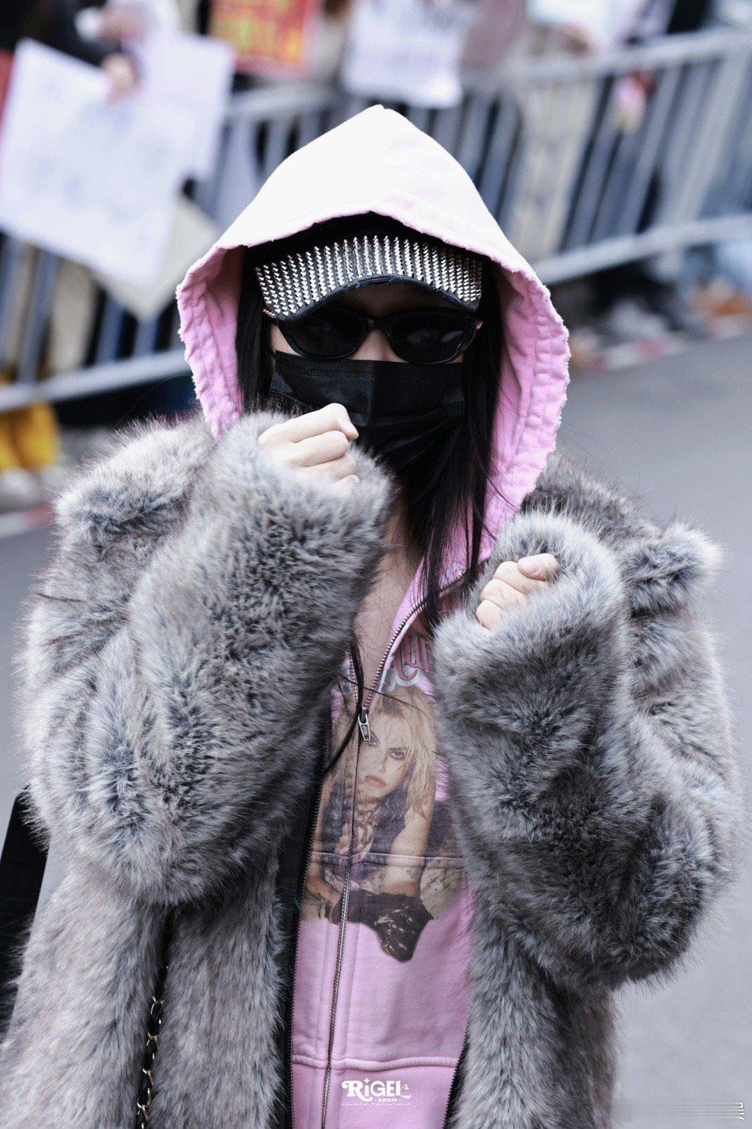 虞书欣皮草look虞书欣皮草穿搭虞书欣皮草look，好飒，真棒 