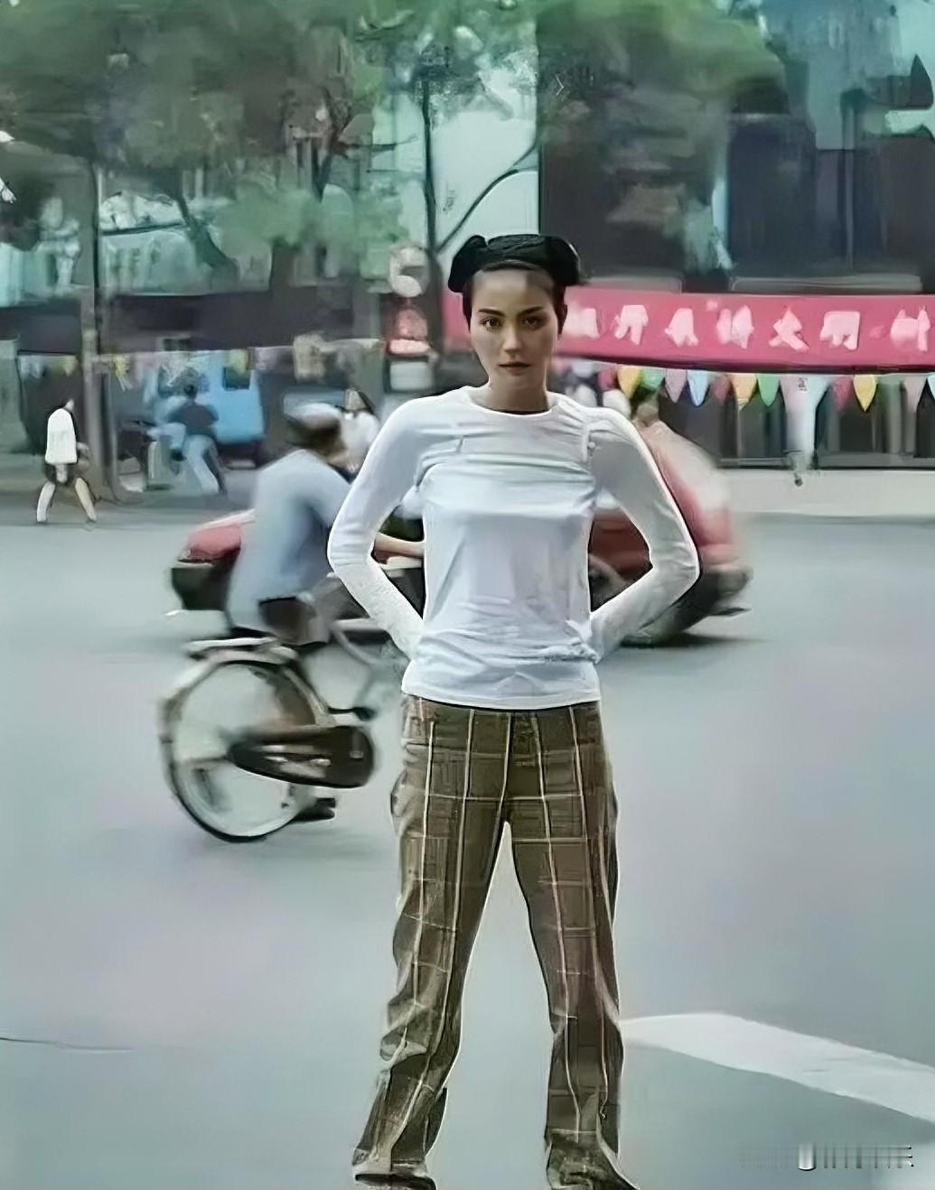 1997年北京街头，28岁的王菲拍了这张珍贵照片。她穿白T恤、格纹休闲裤，扎着丸