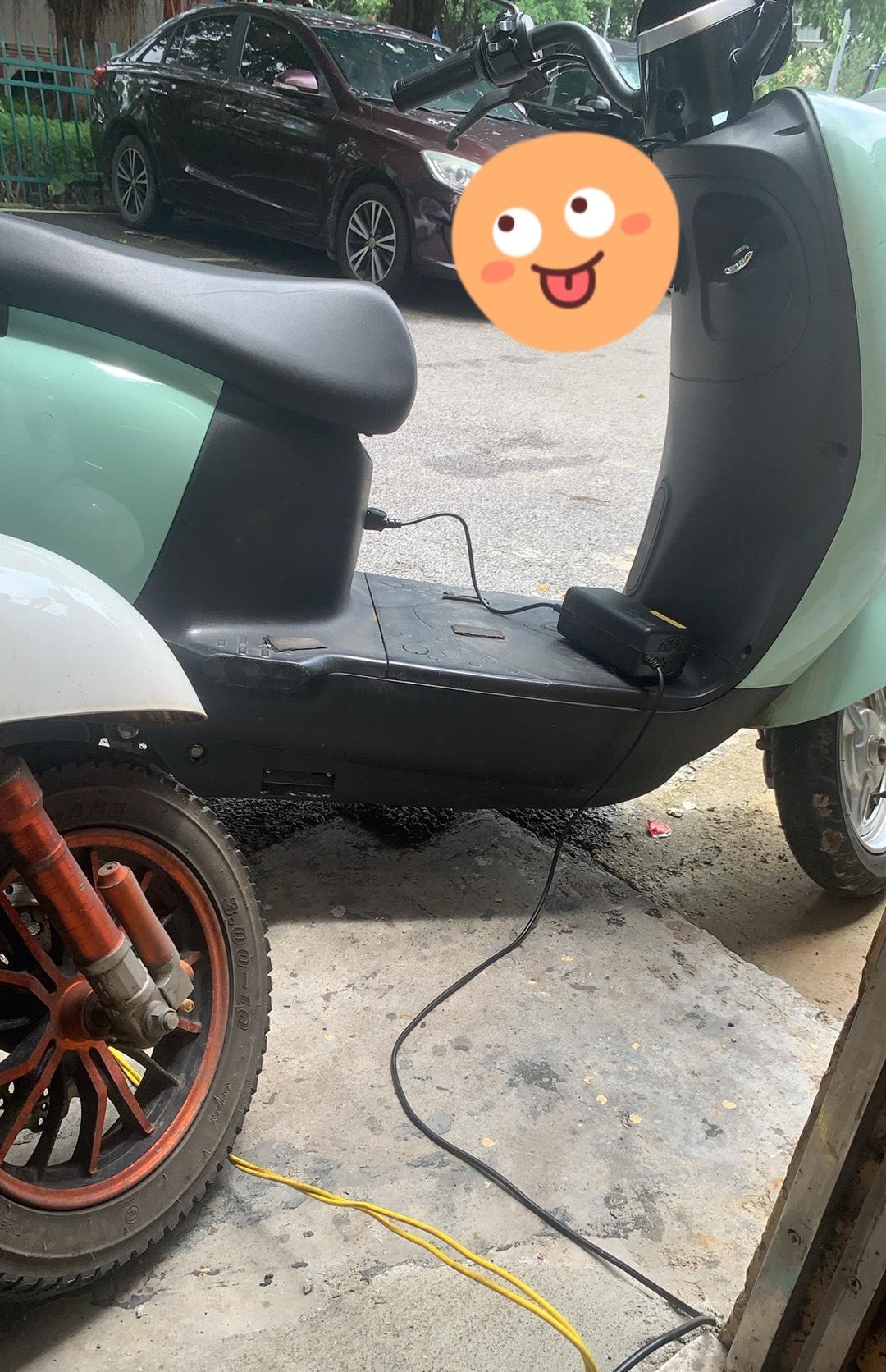 卢克文谈及两轮电动车，借一位老板之口说很好卖，一天能卖十几辆，一个月能卖400辆