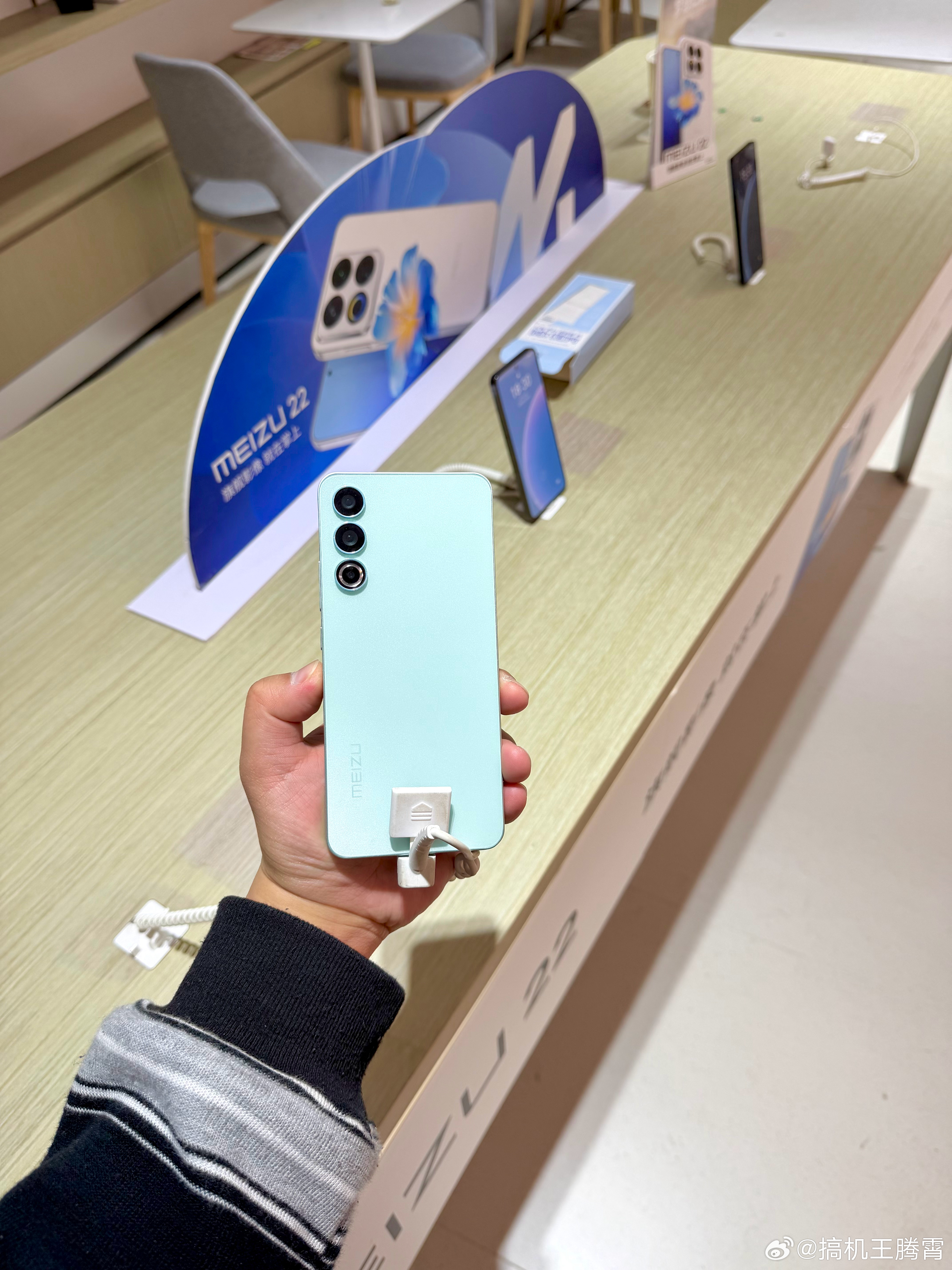 刚去看了下家附近商场里开的魅族店，现在已经人去楼空了，展机配件啥的全拆了，就剩柜