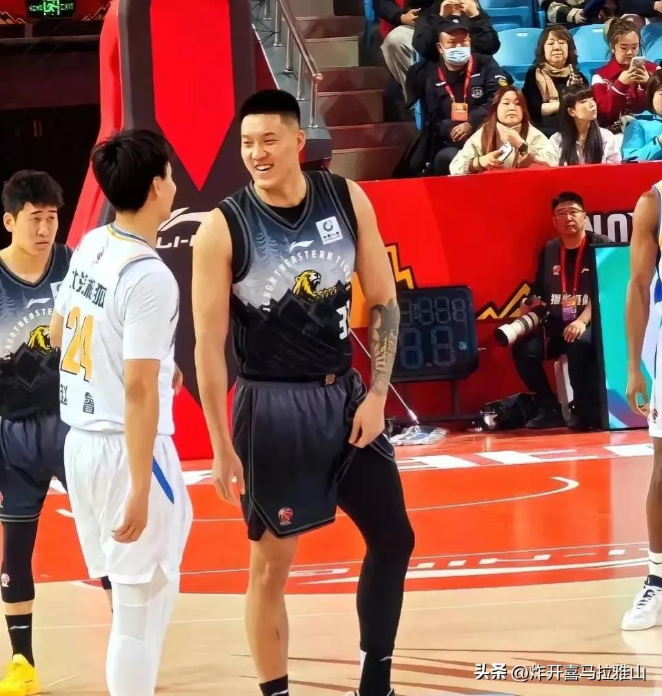 如图：曾繁日和赵睿交流的热火朝天的，旁边姜伟泽一脸懵圈。
原来两个人可能是交流最