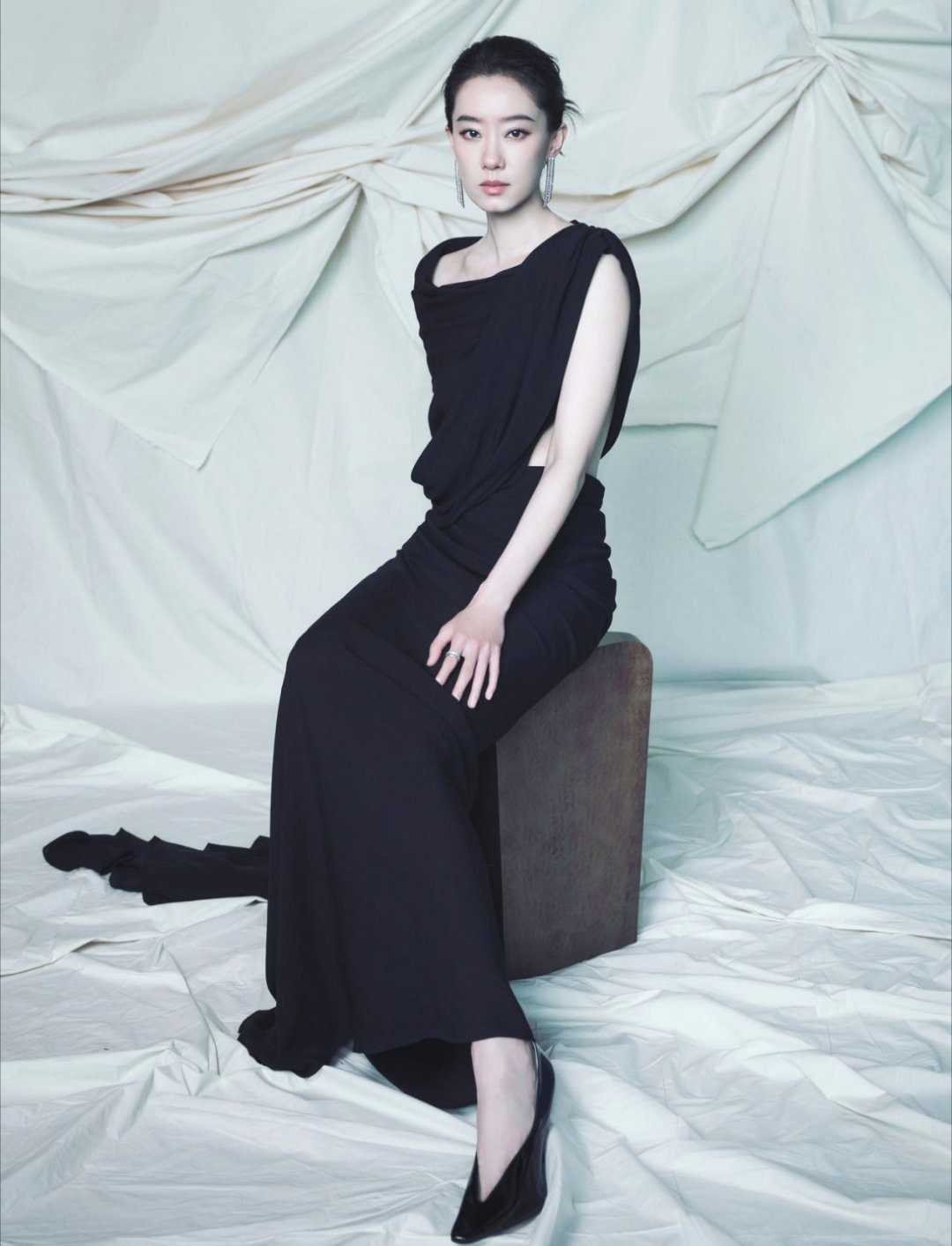 张小斐好权威的一张脸浓郁黑色氛围感拉满，张小斐一身黑衣气场凛冽，眉眼利落自带王者