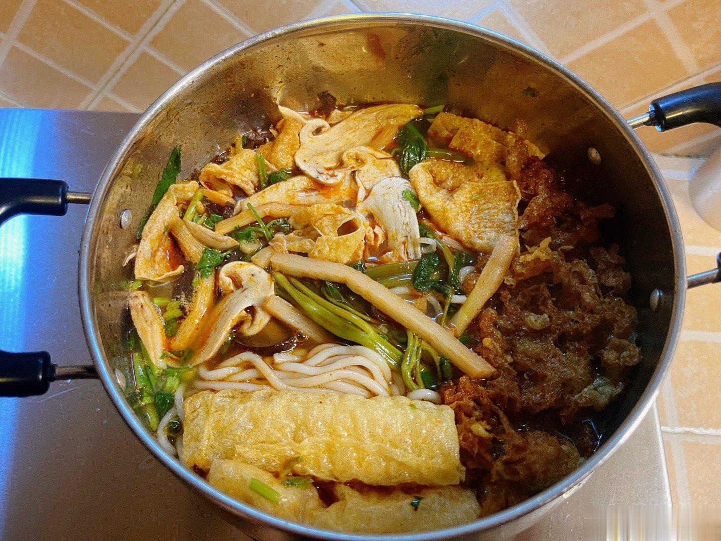 螺蛳粉，空心菜、金丝炸蛋、响铃卷、还煮了一个松茸 ​​​