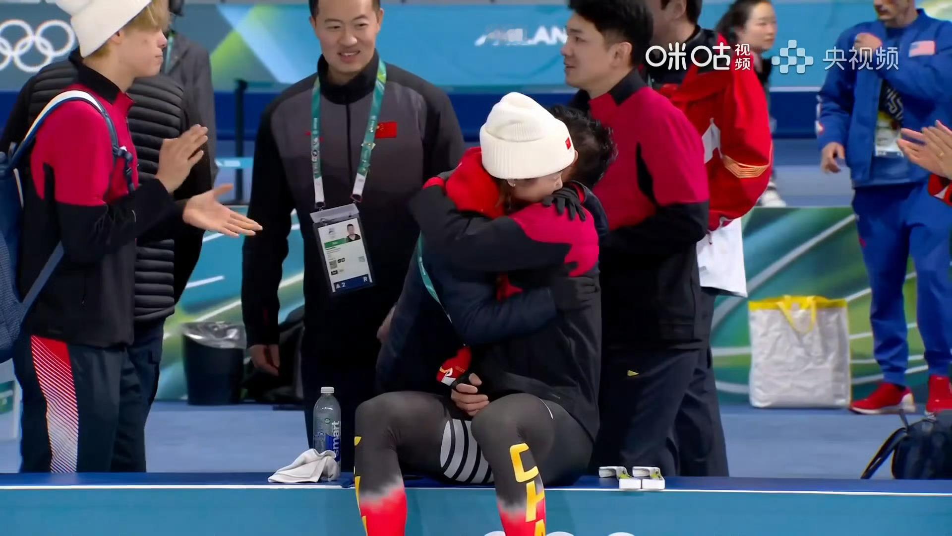 宁忠岩李琰拥抱 从短道速滑到速度滑冰，李琰教练真是事业运！以后中国冰雪的优势项目