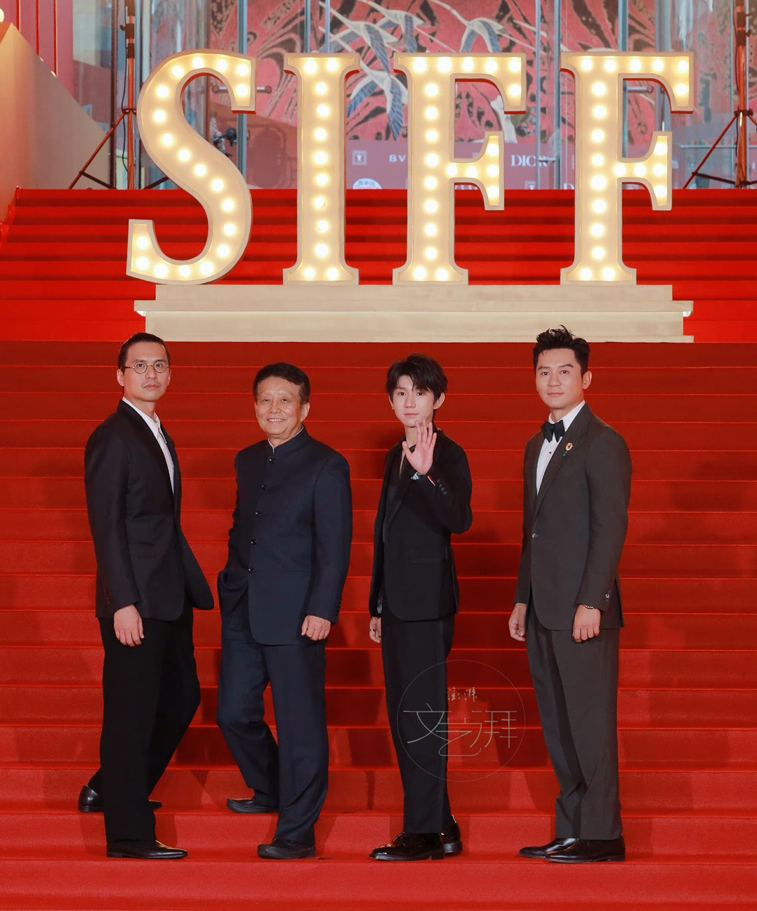 上海国际电影节开幕，看到了青年演员#王源# 携电影《盗火者》登上红毯画面，期待这