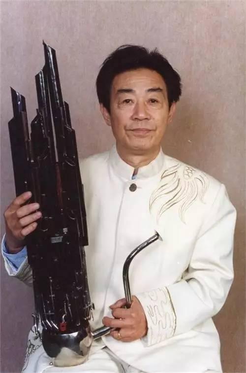 这是郭兰英的第一任老公方浦东，他是一位知名的演奏家，他最擅长的乐器是笙与埙。没成