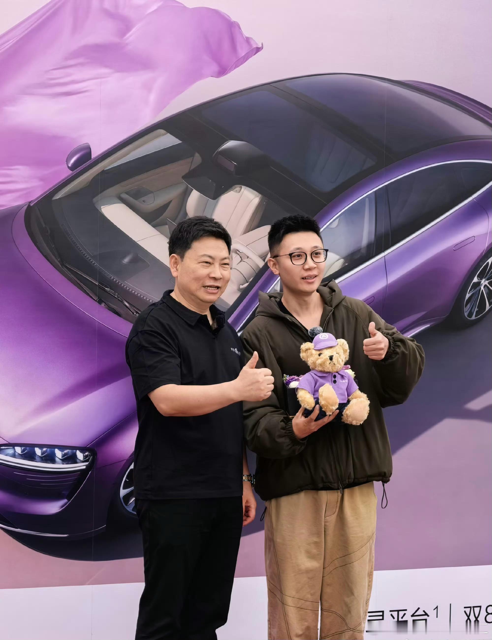 智界新S7开启全国大规模交付  余承东现身智界新S7交付现场  这两天各家新能源