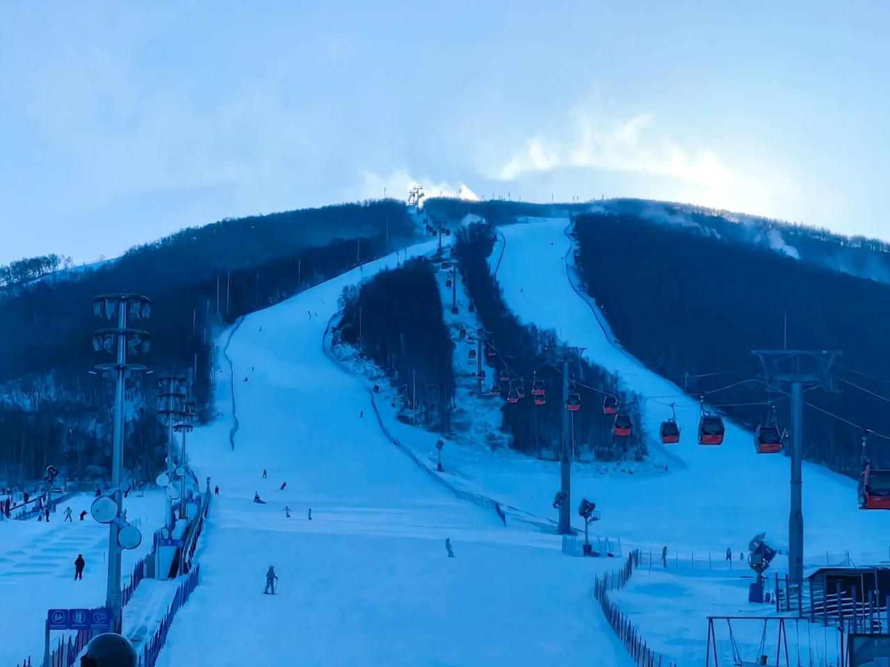 国家奥林匹克冬季运动会滑场。张家口大舞滑雪场。主要特点是地势陡峭，应该是高难度的
