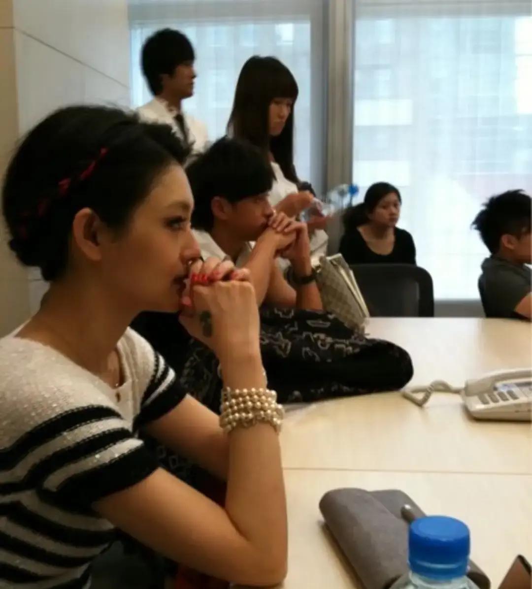 女子跟汪闹离婚，我扒了下账。

听说汪现在名下资产全押出去，连欠条都不够填。
