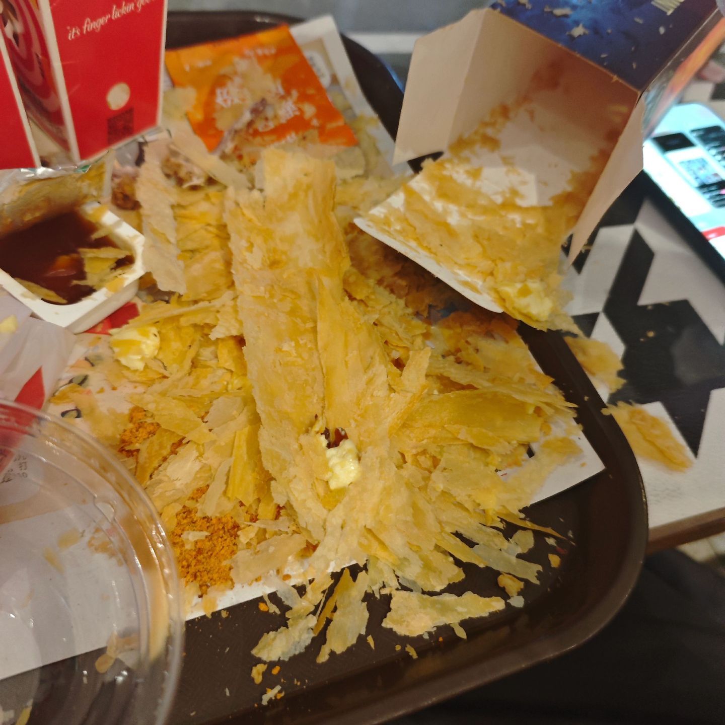 超长蛋挞的第一个受害者出现了超长蛋挞 避雷！谨慎购入掉渣特别严重，掐一下就掉渣。