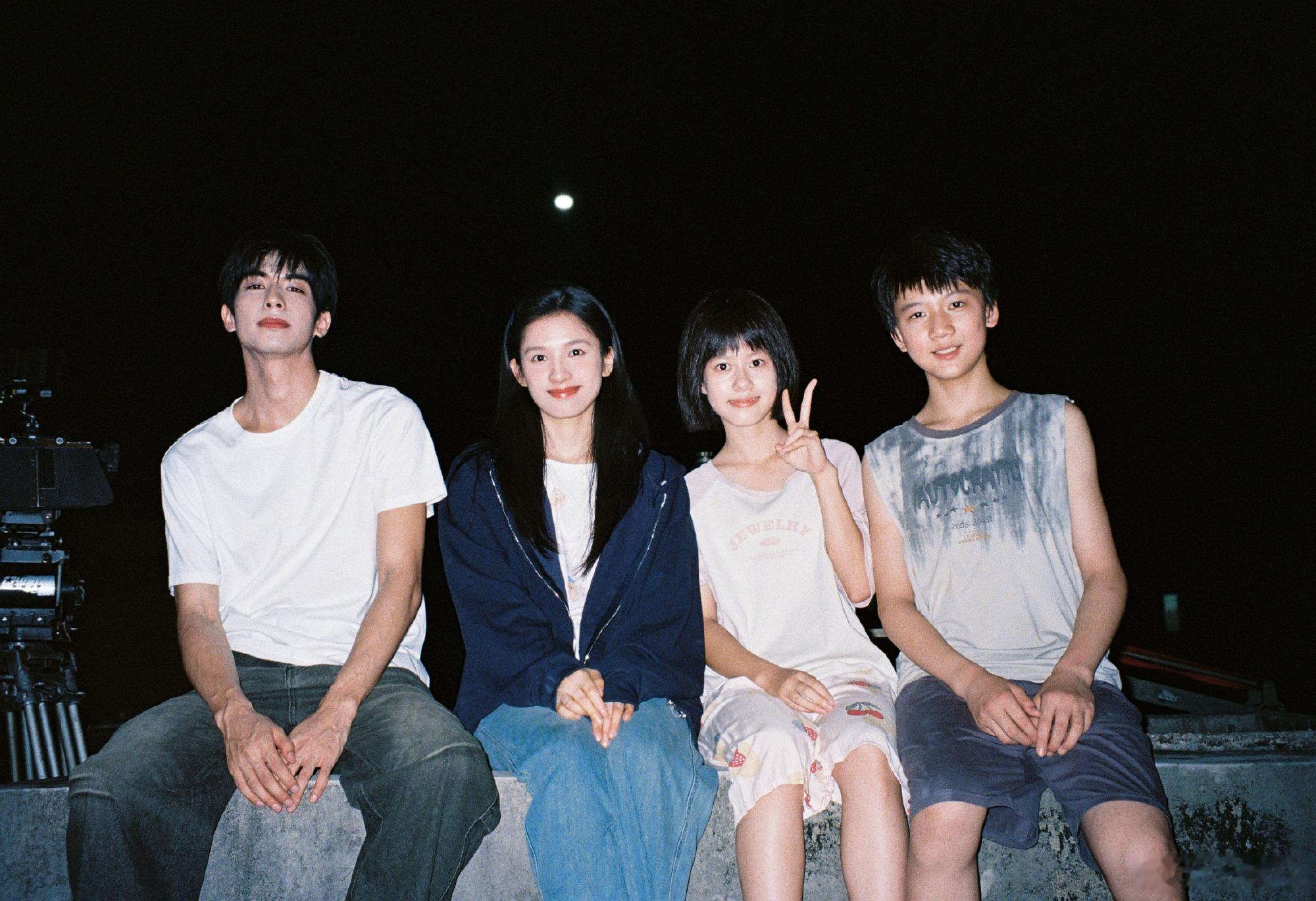 张婧仪晒了好多苗靖的照片 张婧仪晒了好多苗靖的照片，舍不得苗靖！！！ 