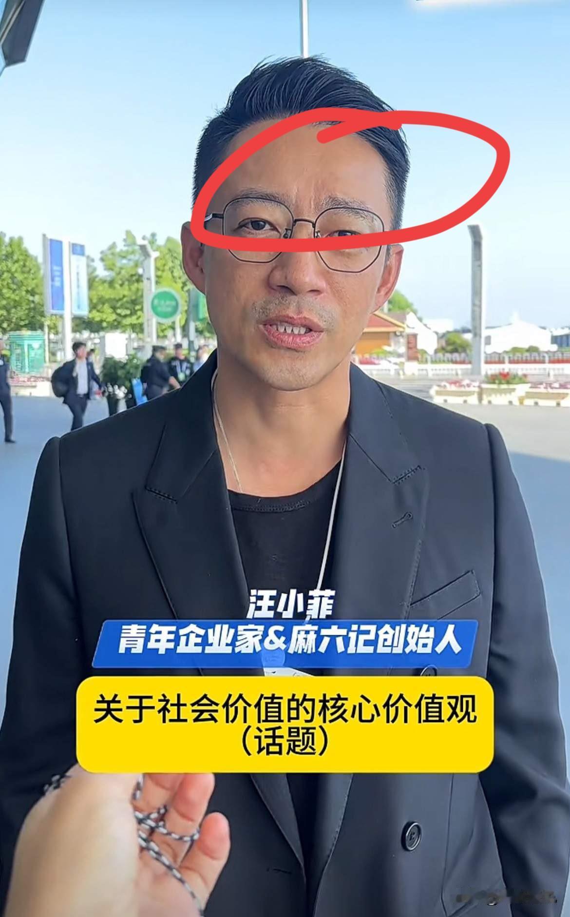 我滴乖乖，汪小菲素颜曝光！这次是接受地方媒体采访没有开滤镜吧？
如今45周岁的汪