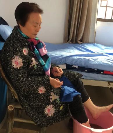 今天是我妈上养老院的第7天，为了帮助妈妈适应养老院的生活，这7天每天我都过来陪陪
