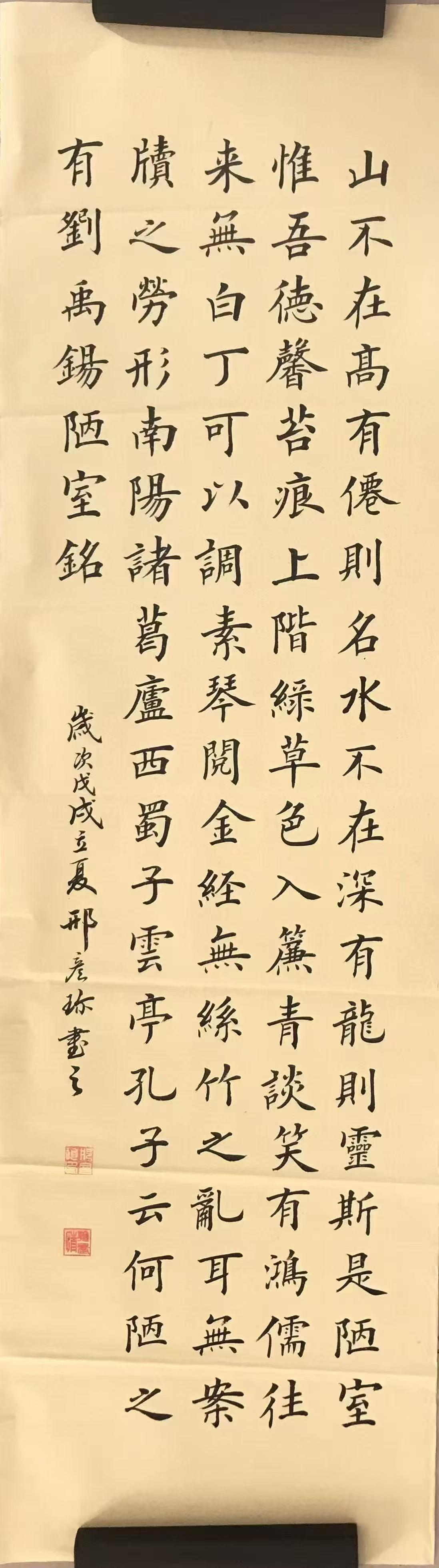 周峰的书画作品值得细细品味。他的书法作品工整严谨。他的花卉水彩画更是一绝。欣赏他