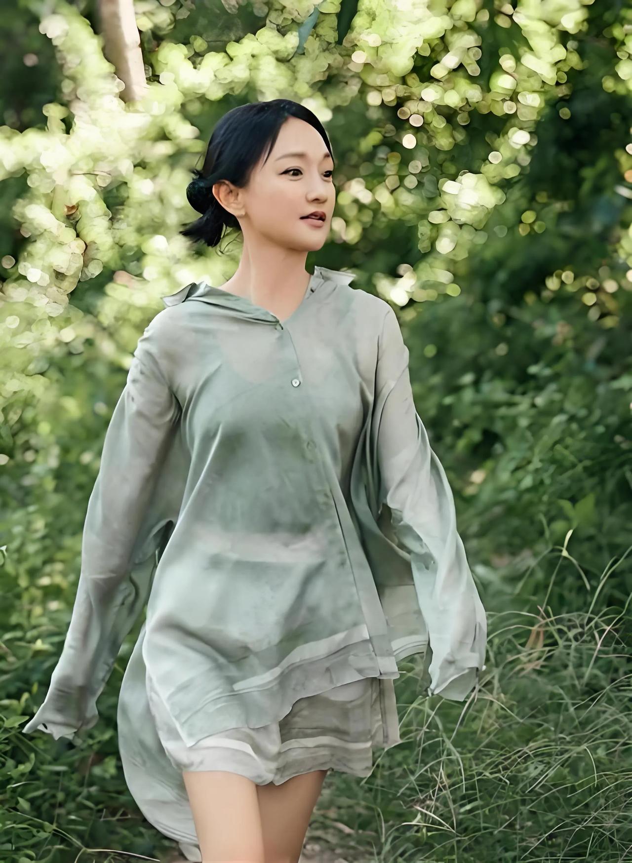 要说内娱自带灵气的演员，周迅的气质那真是独一份的绝。
不是流水线磨出来的精致感，