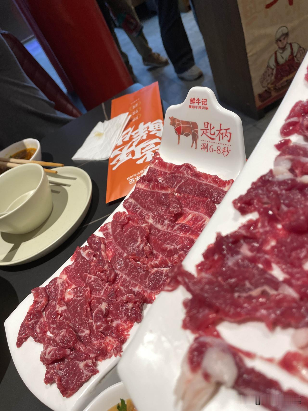 最重要是一家人坐在一起，吃肉、对酌、聊天热热闹闹。火锅食材要新鲜 美食治愈系火锅