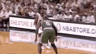 巅峰韦德有多快！
闪电侠不是白叫的！
191cm的身高，一身的腱子肉，连腮帮子都