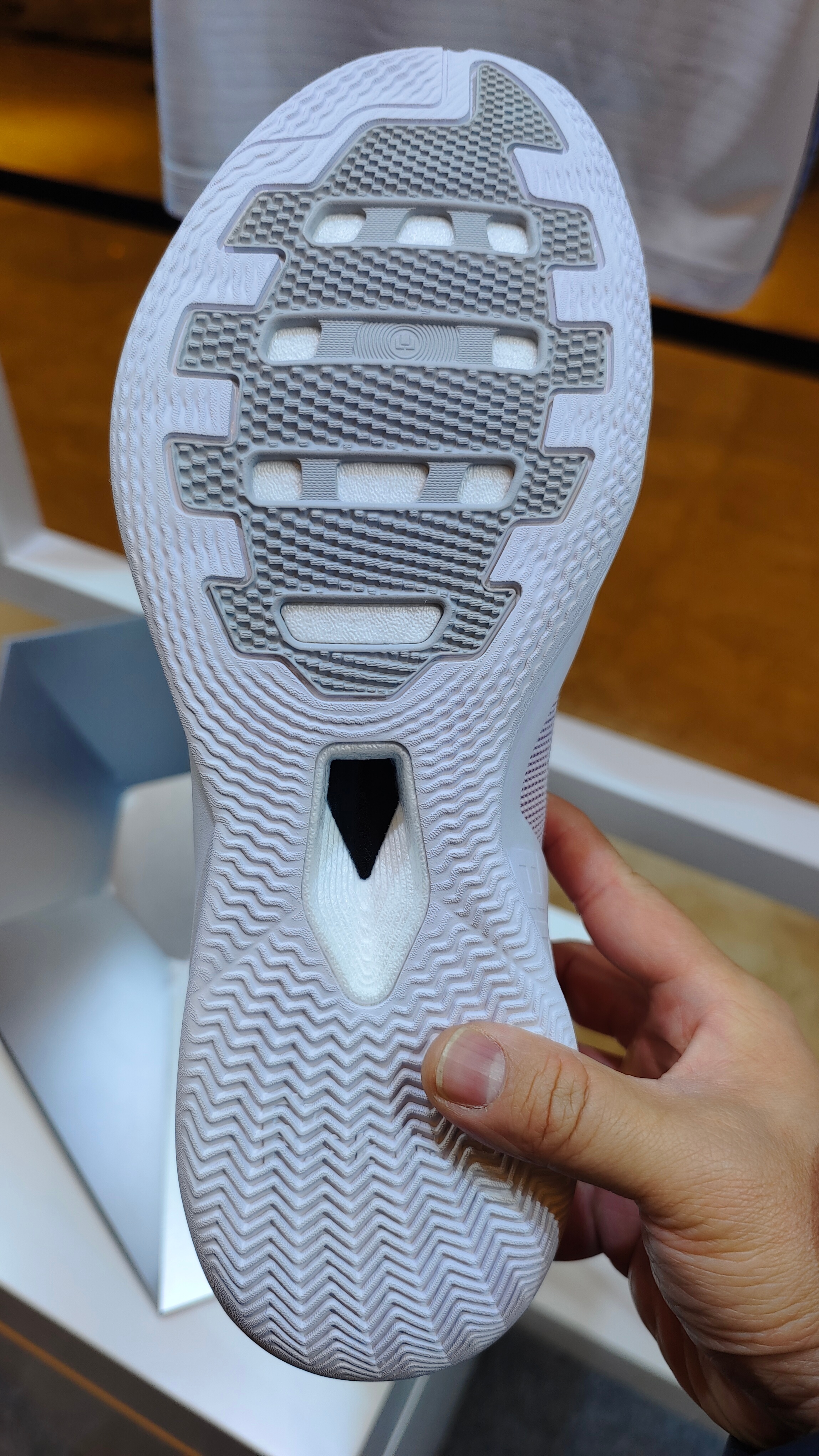 驭帅Rookie，在今年CBA全明星上第一次见到实物挺有眼缘儿的一双鞋~~ 