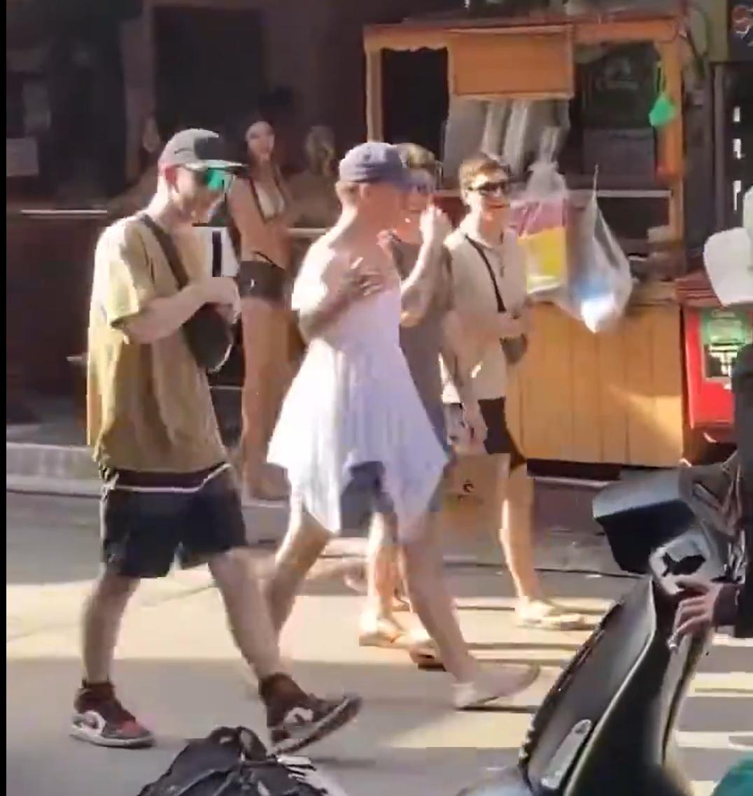 吊带裙？林肯号航母的美军士兵，在芭提雅这是彻底放飞自我了。

你说说逛个酒吧，逛