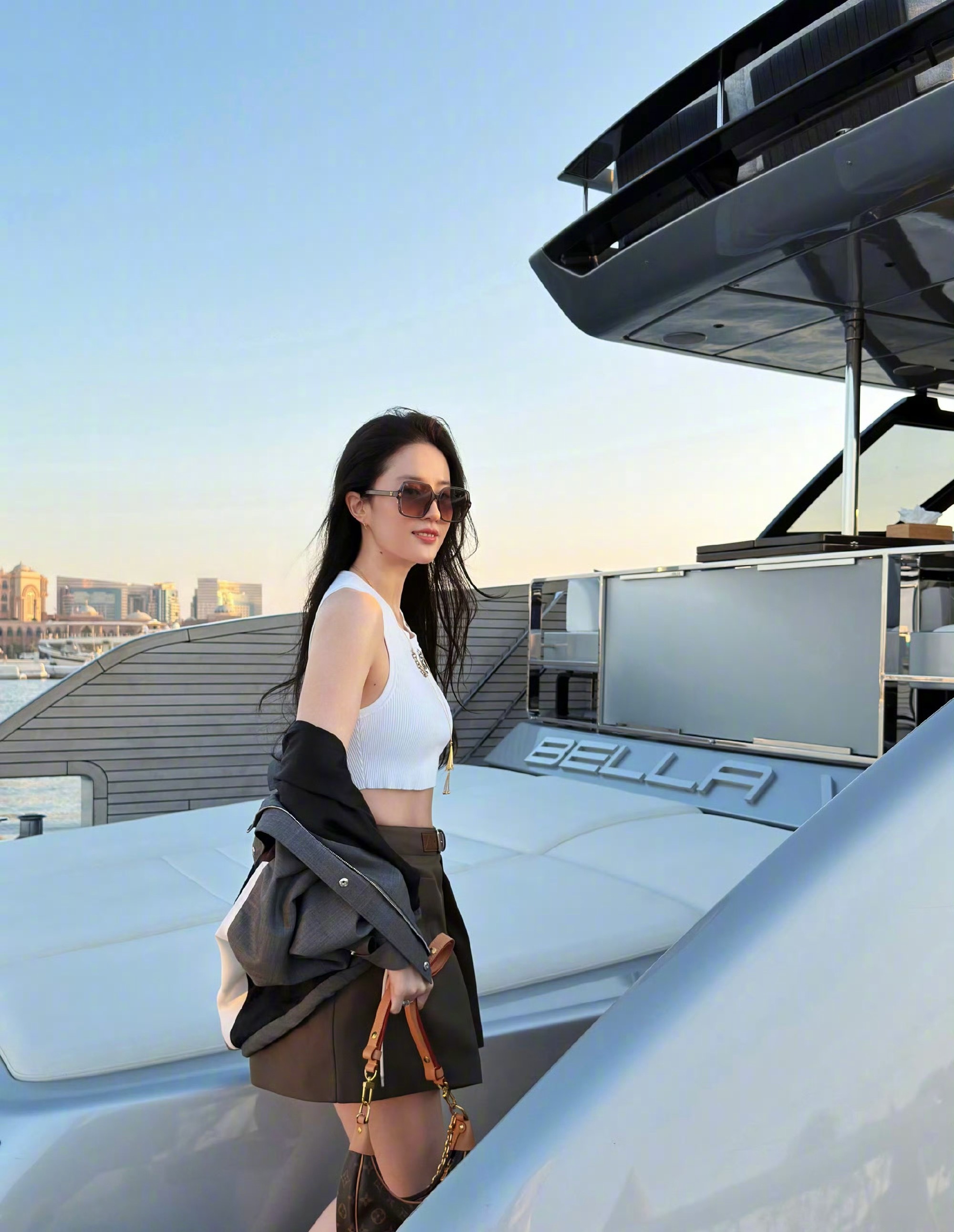 #咪咕星鲜事##刘亦菲早春穿搭#时尚的完成度靠脸这句话的含金量还在上升，长这样披