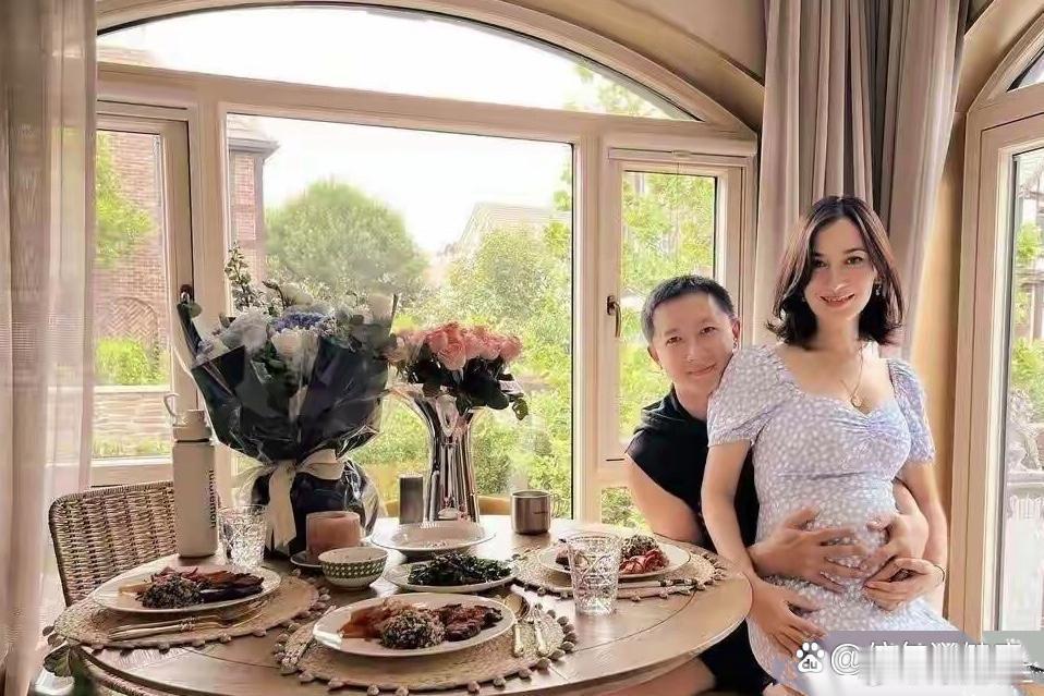 韩庚给怀二胎妻子庆祝生日，卢靖珊挺孕肚坐老公腿上好幸福，豪华别墅内景曝光羡煞旁人