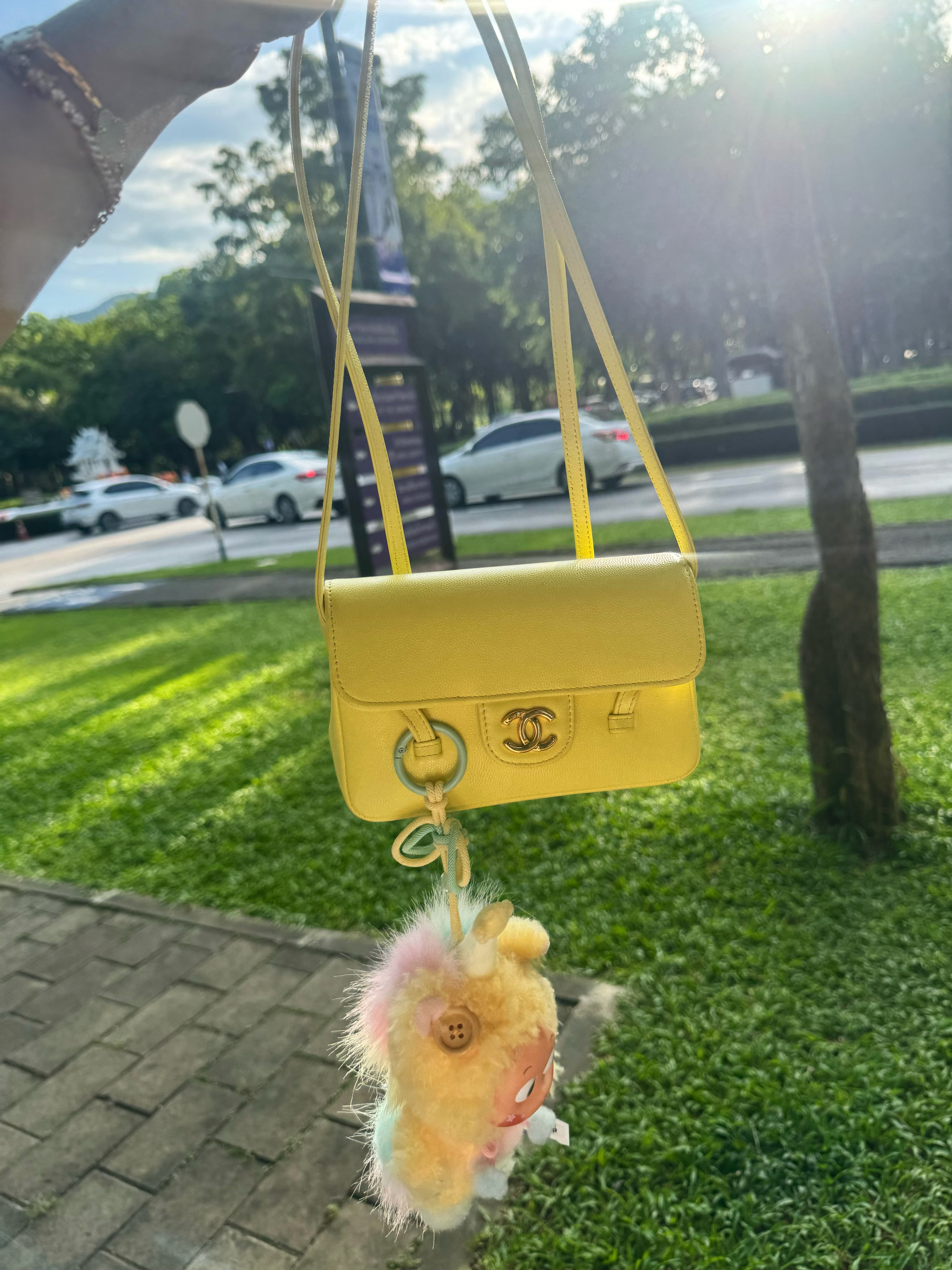 谁懂夏天一抹柠檬黄🍋的救赎感啊！夏天就是要背亮色！！质感贼好贼逼真，皮料的手感