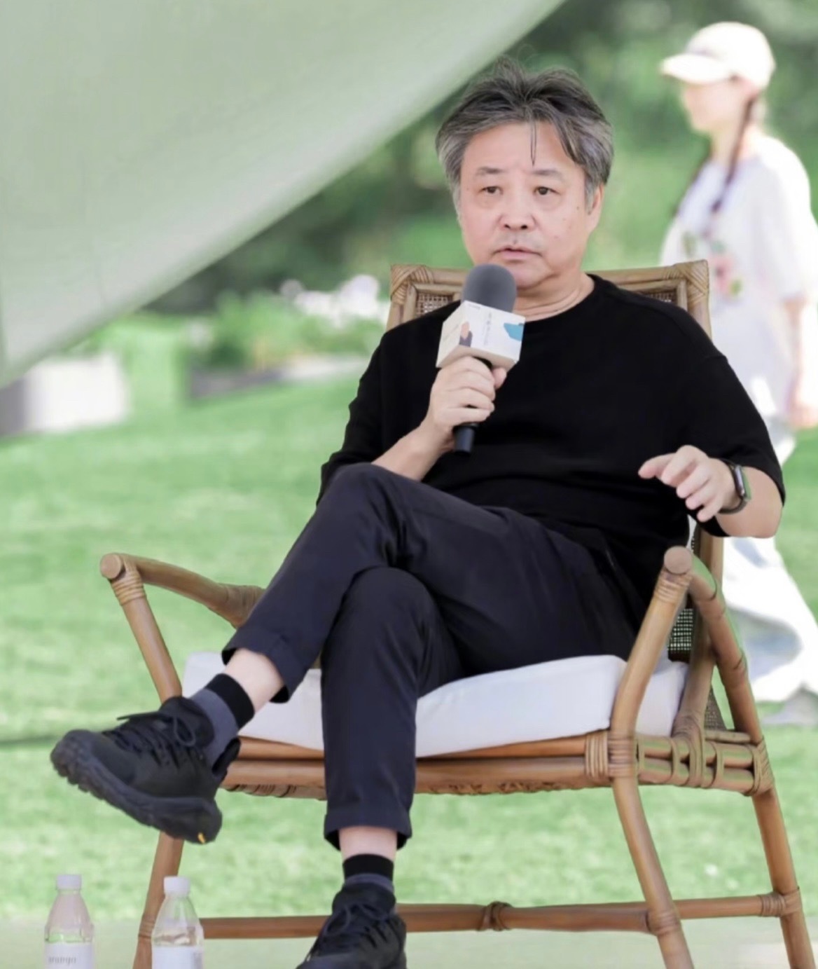 余华老辈子上网主打一个实诚他真的很像邻家长辈完全没有严厉和约束，只有将心比心换位