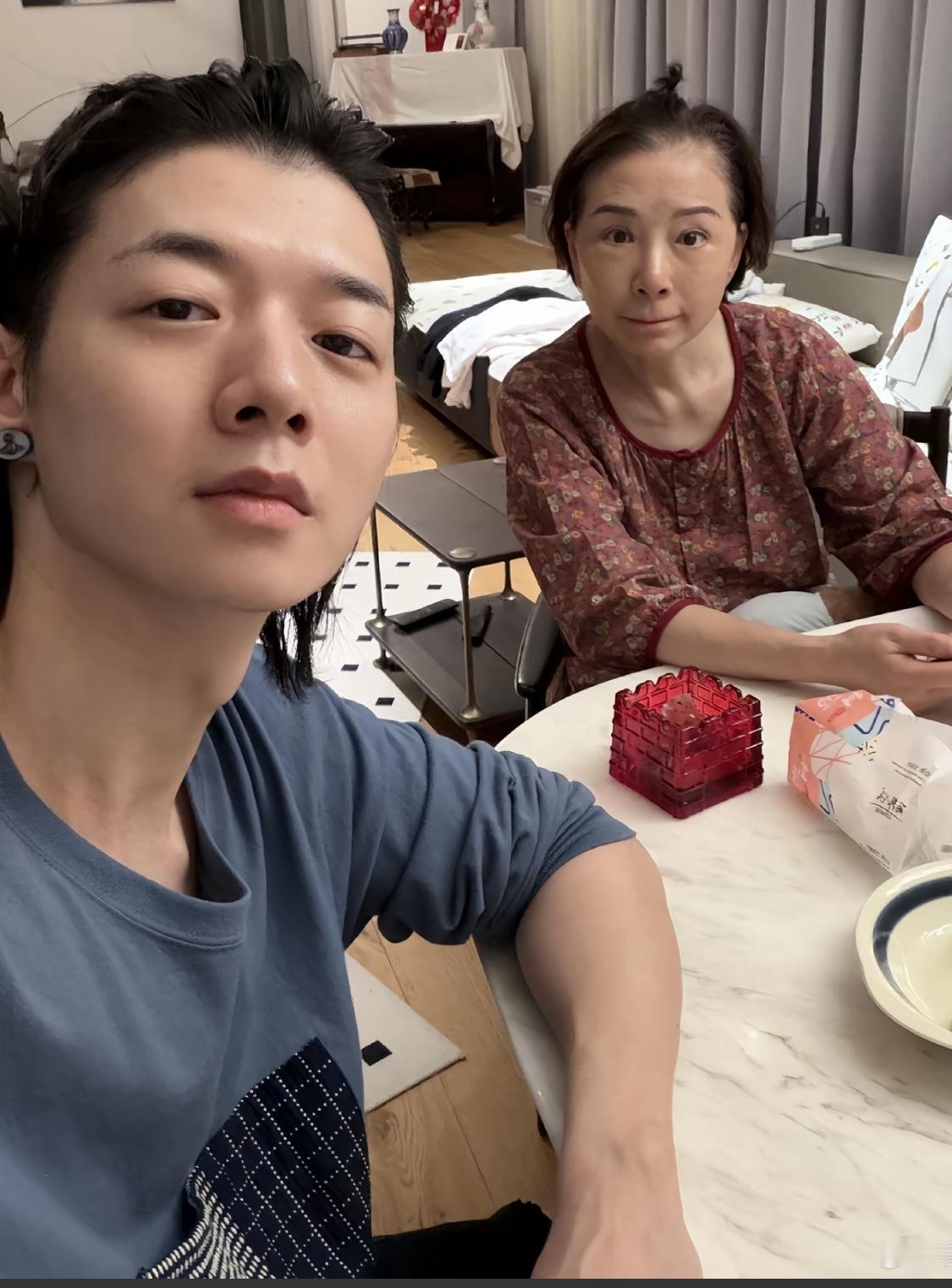 霍尊与母亲