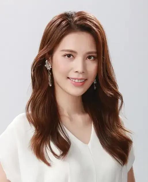 在娱乐圈神仙眷侣稀缺的当下，卢淑仪与李克勤的故事宛如清泉。九十年代，卢淑仪以港姐