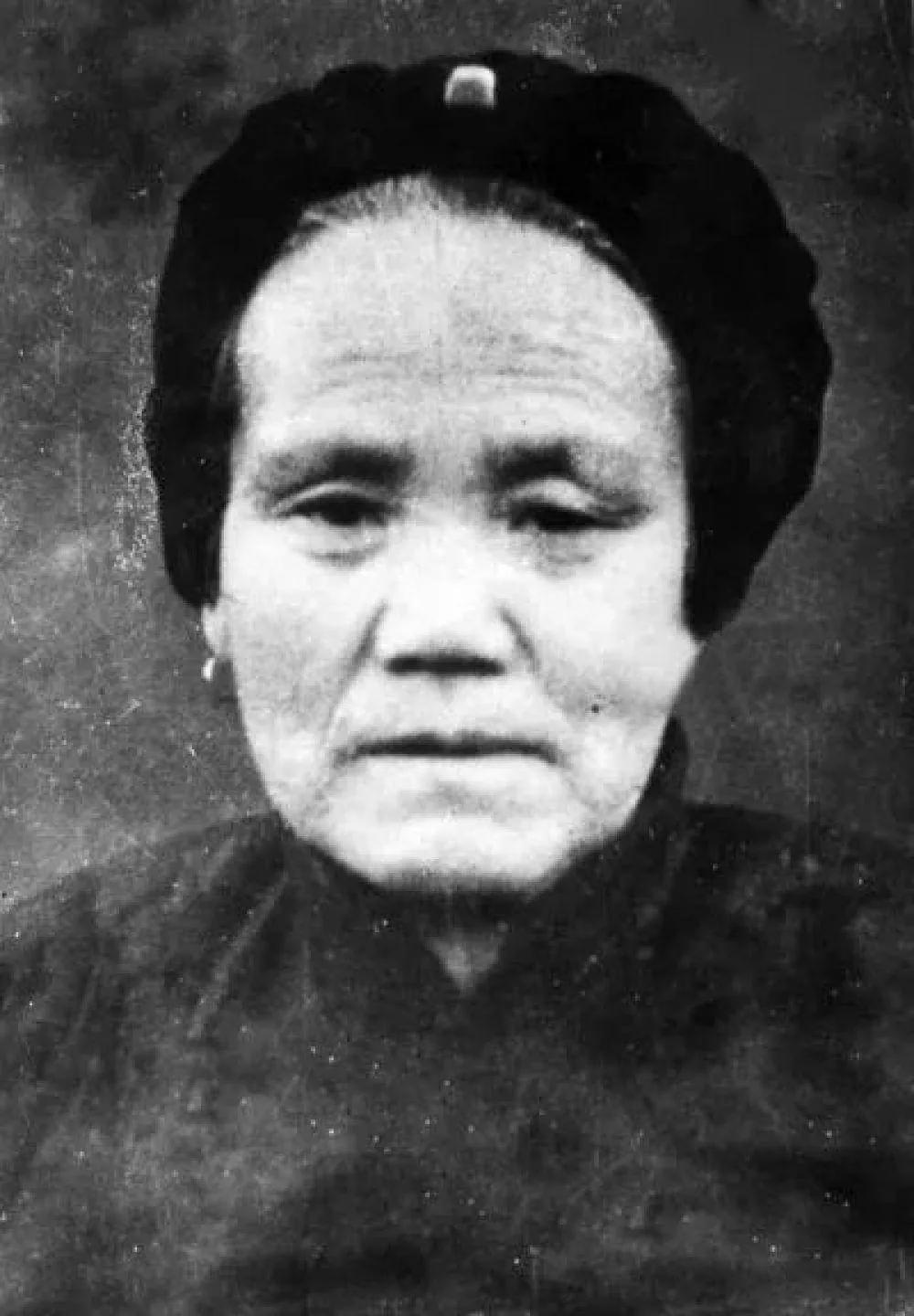 1944年，一位母亲带着儿子在山洞躲避日军。突然，儿子放声大哭，母亲竟将棉絮塞在
