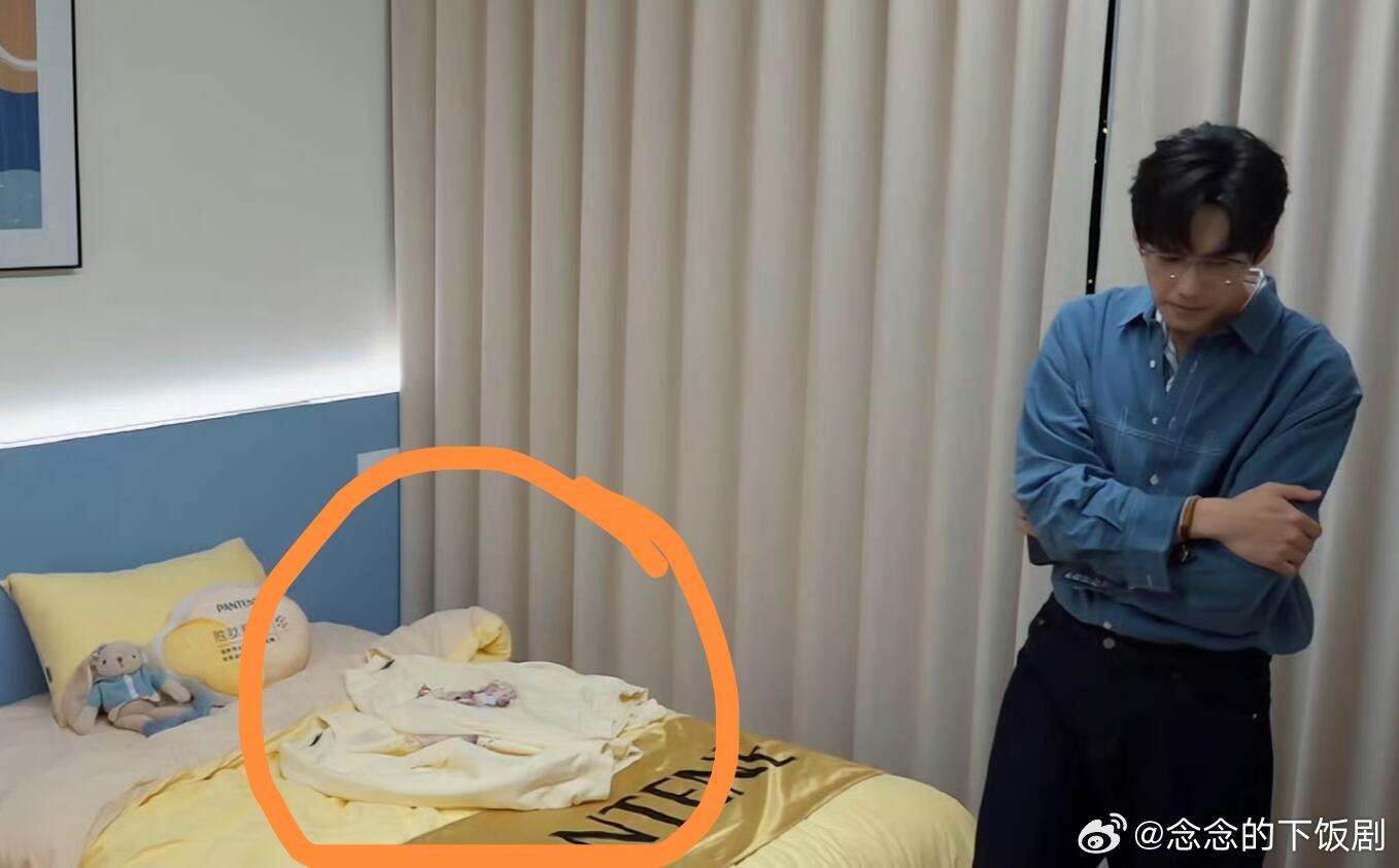 周佑凌对情侣衣有股子执念在就像他对1V1的执念，就像他对坐他旁边的执念，不知道是