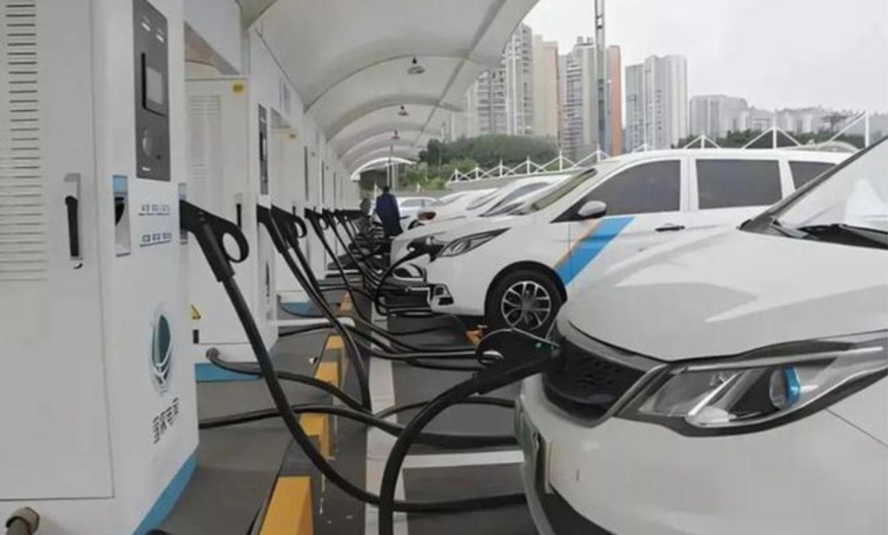 中汽协数据：今年前4个月，我国汽车产销量历史上首次双双突破1000万辆。

据统