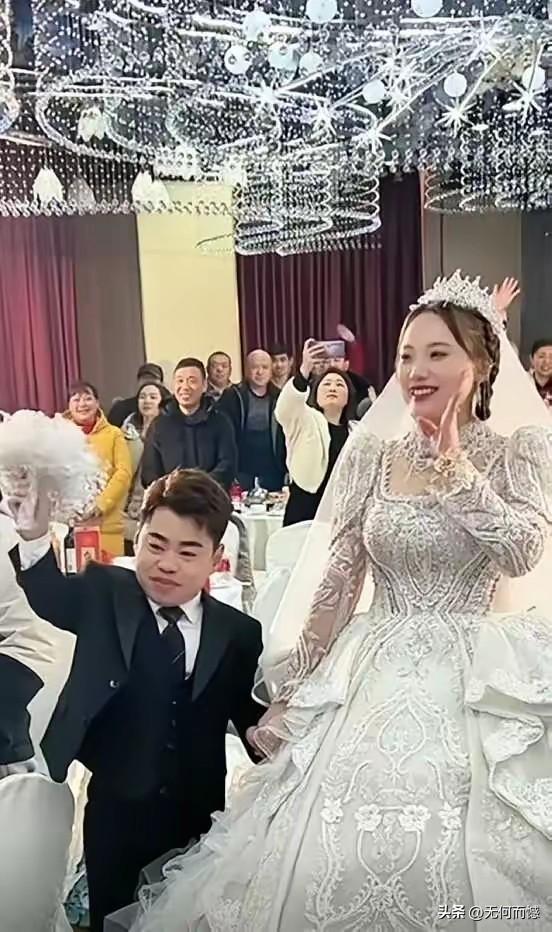 青岛这个1米28的小伙，前年和媳妇结婚的时候，喜事办的热热闹闹，彩礼掏了不老少，