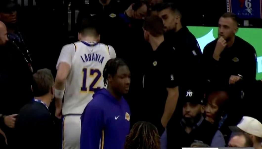 牙齿挂在肉上时，人类的第一反应是什么？
湖人队的拉拉维亚给出了第三种答案：掏出手