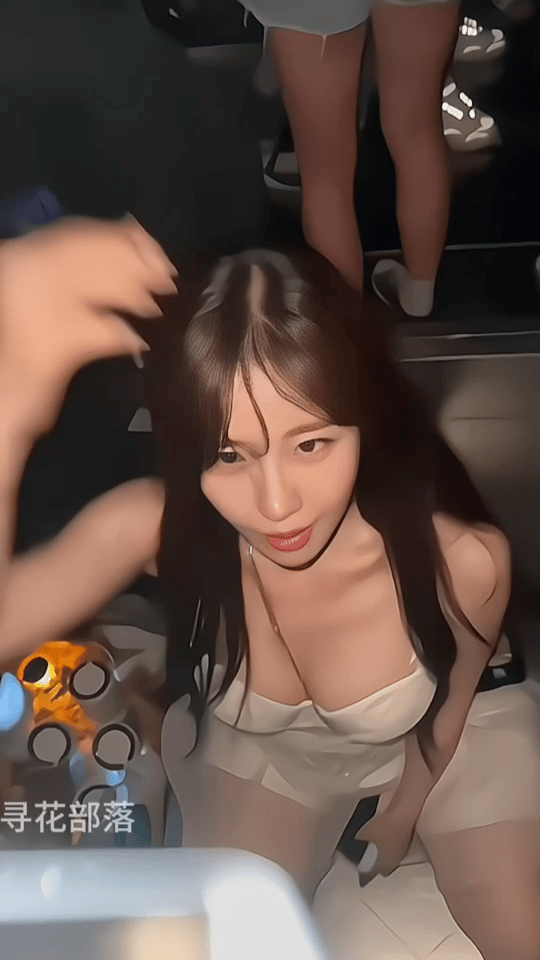 这样的美女不知道会便宜哪个臭小子？ [怒] ​​​