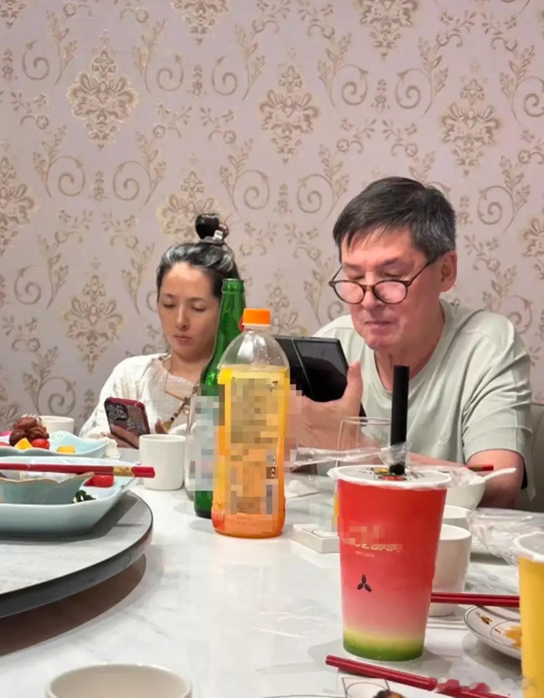 郭碧婷带孩子回娘家，4岁儿子露脸浓眉大眼，被外公夸貌比潘安！ ​​​