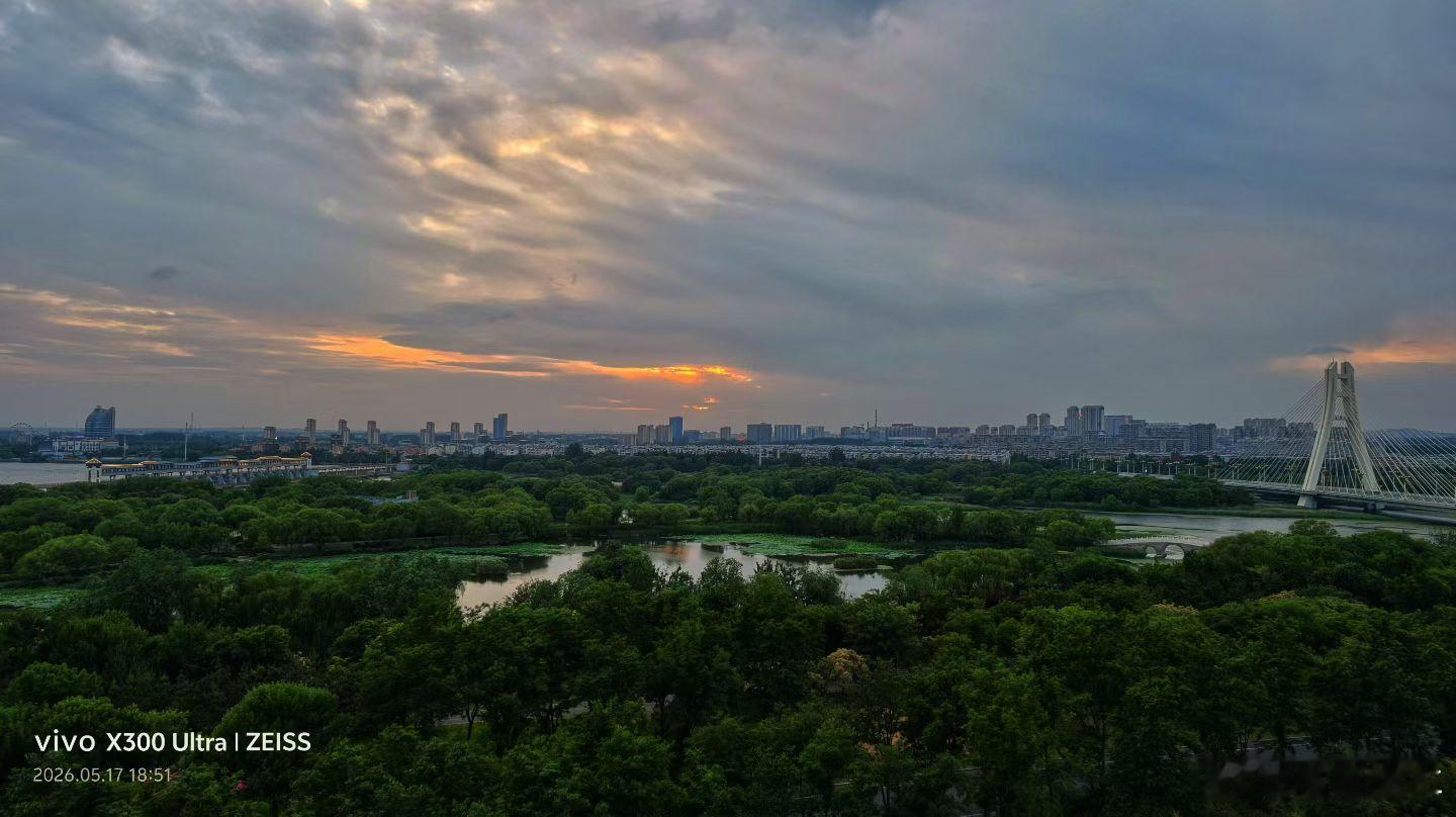 生活手记 山映斜阳天接水，芳草无情，更在斜阳外。 