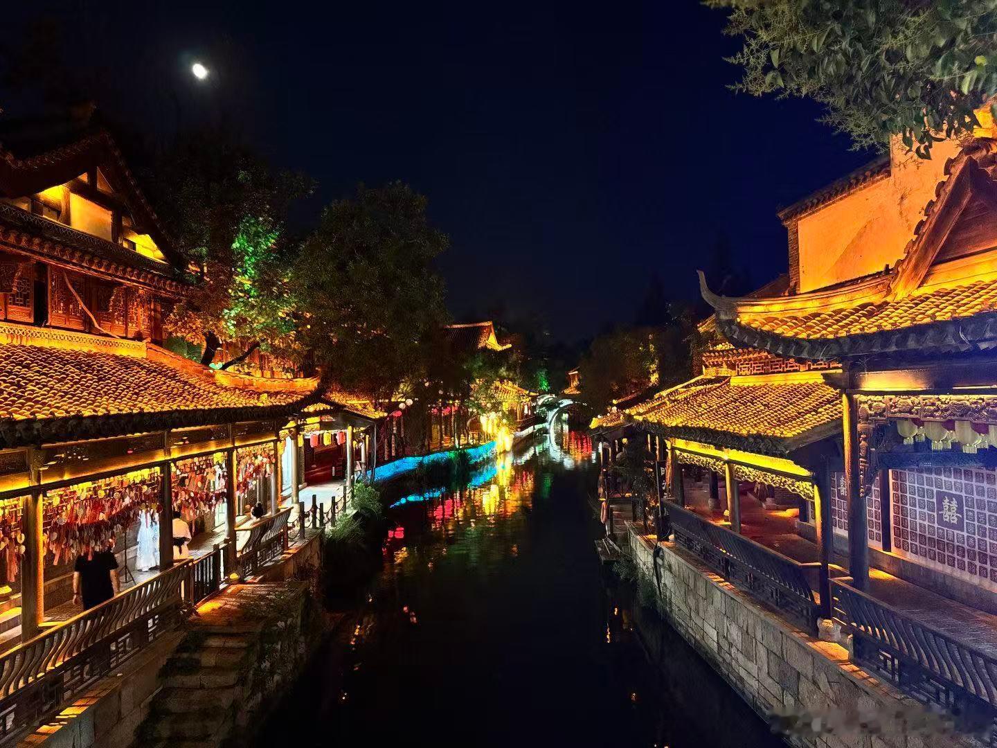 来枣庄赴一场硬核工业之旅古今碰撞的浪漫在枣庄具象化了，古城摇橹船的温柔，遇上欣旺