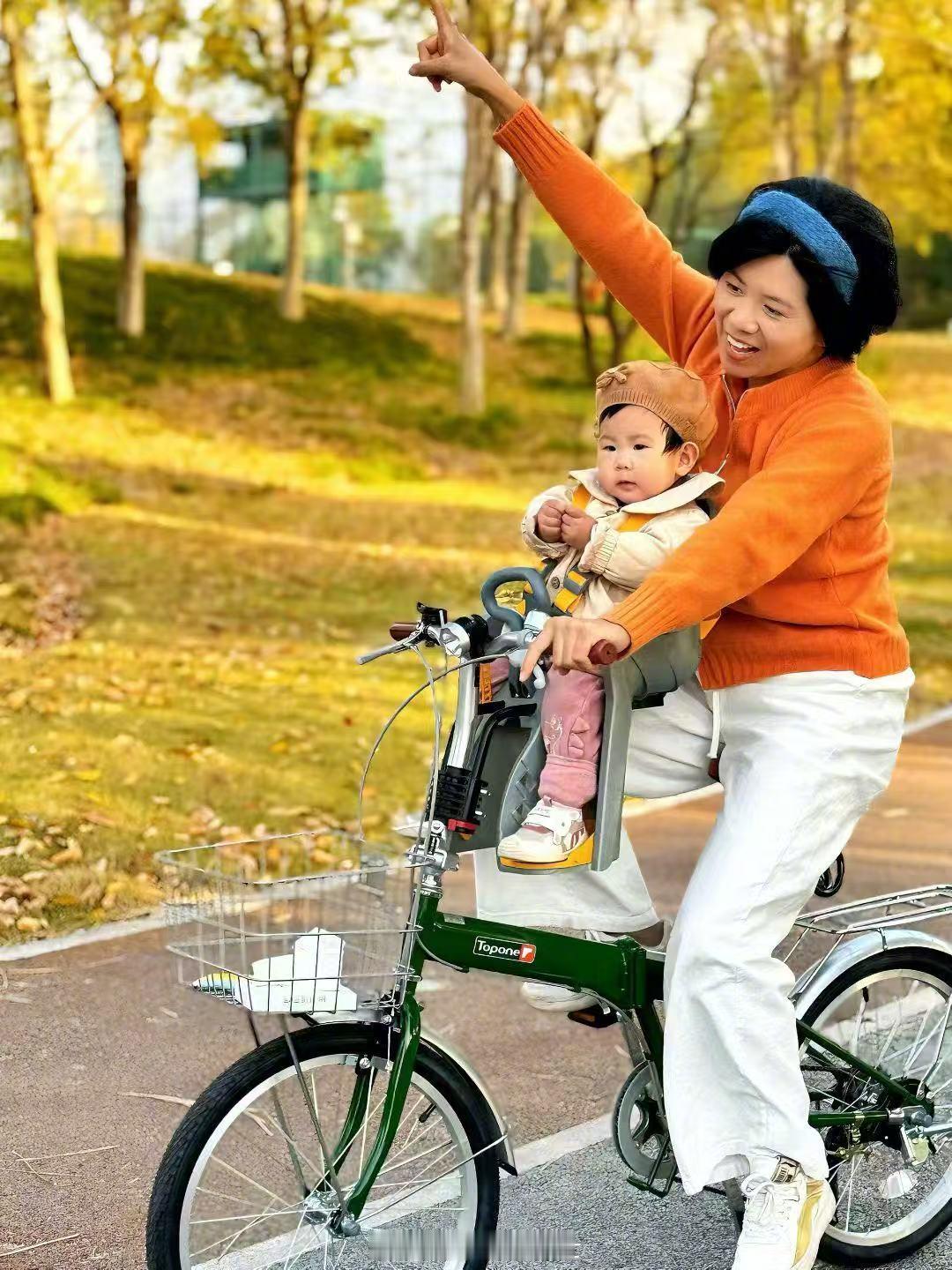 🌿秋日亲子骑行｜把温柔和风景一起装进风里骑上小绿车，迎着暖阳出发。后座的宝宝抓