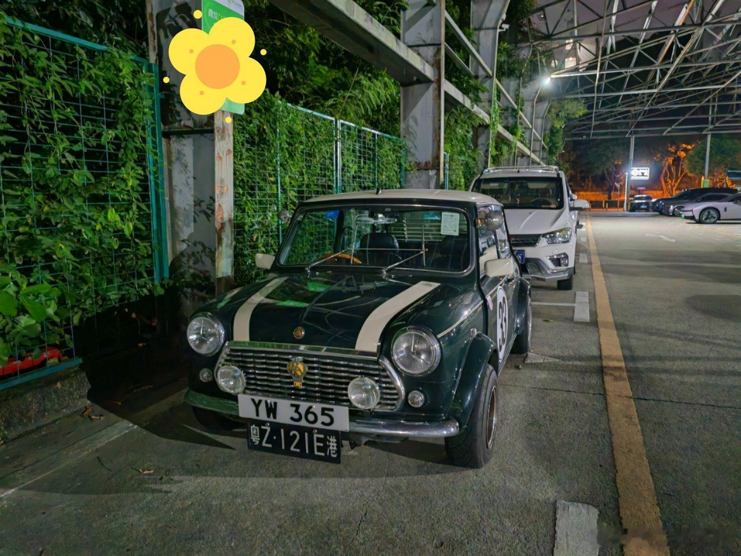在深圳华侨城偶遇“憨豆先生”的经典MINI汽车，复古与时尚兼备，车主有品位。[g