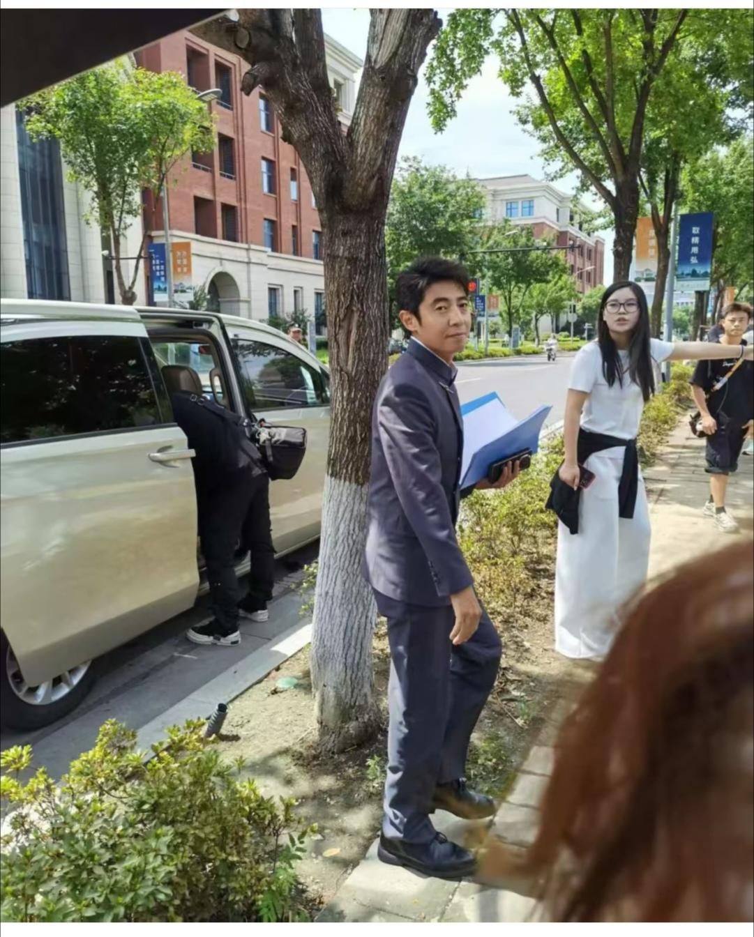 撒贝宁这身衣服好有年代感。