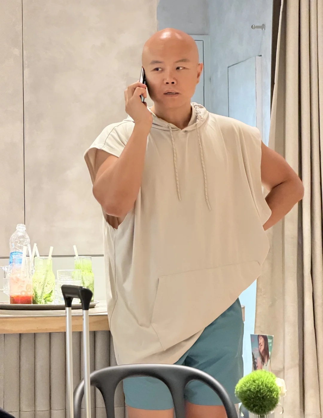 深圳卓悦中心偶遇非诚勿扰乐嘉乐嘉50多岁练的真不错啊，和老婆孩子一块在gaga吃