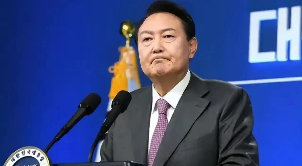 尹锡悦犯下了一个致命的错误，他草率地宣布实施紧急戒严状态，这一举措在韩国意味着将